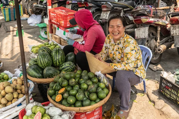 Nha Trang, Vietnam 'da yeşil meyve satan bir kadın.. — Stok fotoğraf