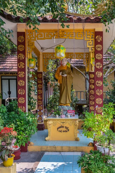 Estatua de la hermana Thich Nu Dieu Y en la pagoda Chua Loc Tho en Nha Tran —  Fotos de Stock