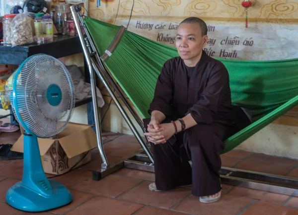 越南Nha Trang的Chua Loc Tho塔年轻的佛教修女. — 图库照片