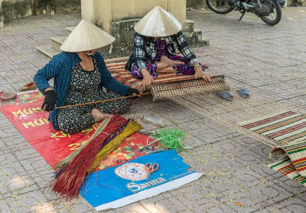 Two Women flat weave carpet in Nha Trang, Vietnam. — Stock fotografie