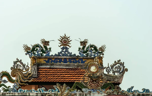 Central piece of Dragon decorations on roof of  Dinh Phu Vinh co — Stock Photo, Image
