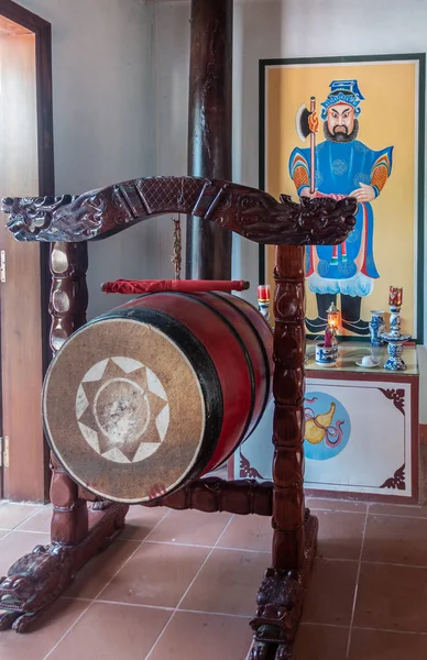 Ceremonial drum at Dinh Phu Vinh community center in Nha Trang, — Stock Photo, Image