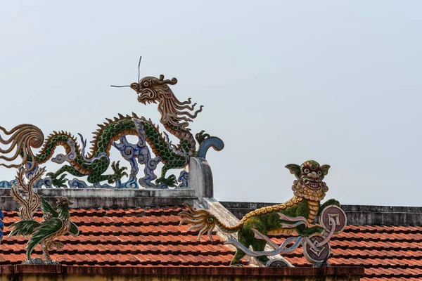 Hoek stuk van Dragon decoraties op het dak van Dinh Phu Vinh com — Stockfoto