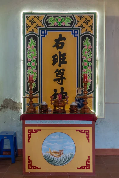 Altar lateral delante del texto en el centro comunitario Dinh Phu Vinh en — Foto de Stock