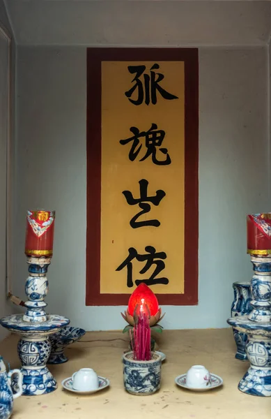 Lotus candle in front of text at Dinh Phu Vinh community center — Stock Photo, Image