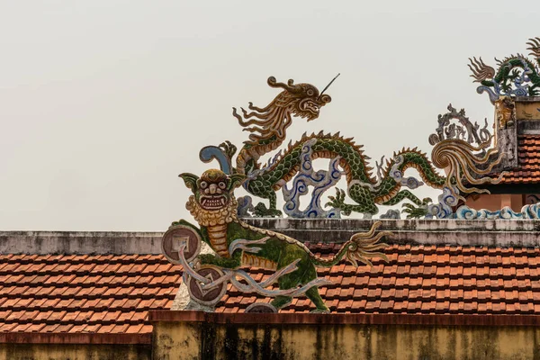 Corner piece of Dragon decorations on roof of  Dinh Phu Vinh com — Stock Photo, Image