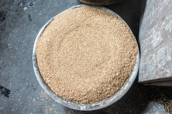 Metal basin filled with rice chaff in Nha Trang, Vietnam. — Stock Photo, Image