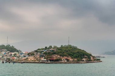 Vinh Nguyen 'deki Hon Tre turizm alanı Nha Trang, V limanının karşısında.