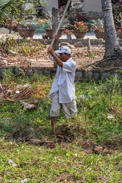 Agriculteur balance houe sur prairie à Nha Trang, Vietnam . — Photo