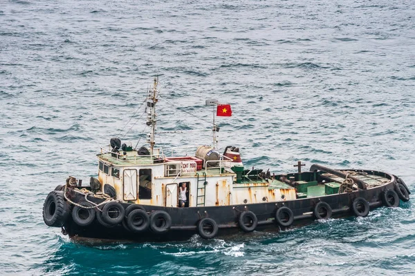 Primer plano del remolcador en el puerto de Nha Trang, Vietnam . — Foto de Stock