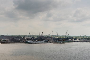 Long Tau Nehri 'ndeki Long Thuan Kömür Limanı, Nhon Trach, Vietnam.