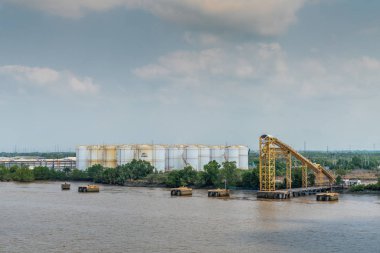 Long Tau Nehri 'ndeki Petrovietnam petrol terminaline daha yakından bakın.