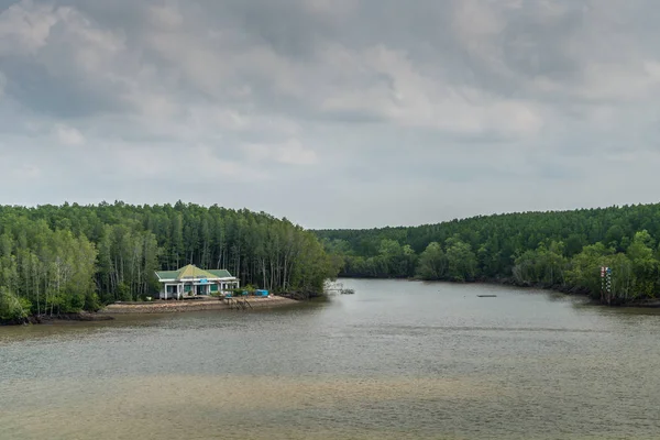 Posiadłość, w której broń boczna opróżnia Long Tau River, Thieng Lieng, — Zdjęcie stockowe