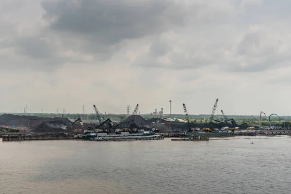 Long Thuan Coal Port na Long Tau River, Nhon Trach, Vietnam. — Stock fotografie