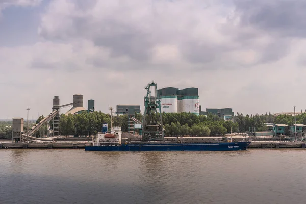 Vykládka lodí v Insee Cement Station na Long Tau River, Nhon T — Stock fotografie