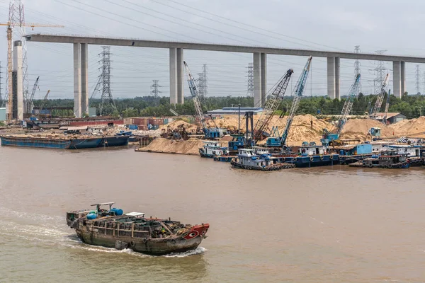 On ramp of Phuoc Khanh bridge under construction, Vietnam. — Stock Photo, Image