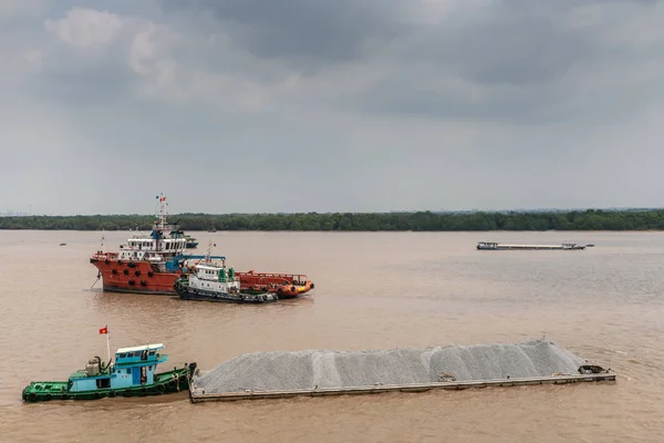 Binh Un buque de extinción de incendios Victoria en el río Long Tau, Ho Chi — Foto de Stock