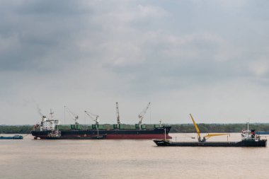 Long Tau Nehri, Ho Chi Minh Şehri, Vietnam 'da üç büyük uçak gemisi.