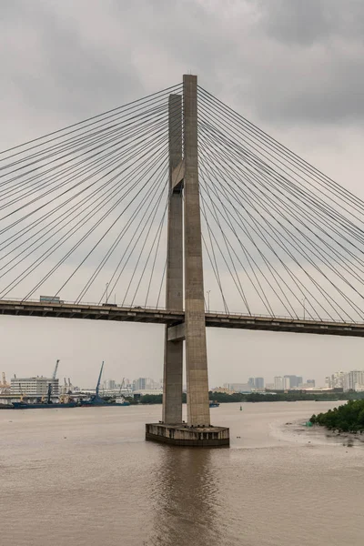 Phu My Bridge pylône dans la rivière Song Sai Gon, Ho Chi Minh Ville, Vie — Photo