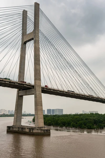 Closeup de Phu My Bridge pilão em Song Sai Gon rio, Ho Chi Min — Fotografia de Stock
