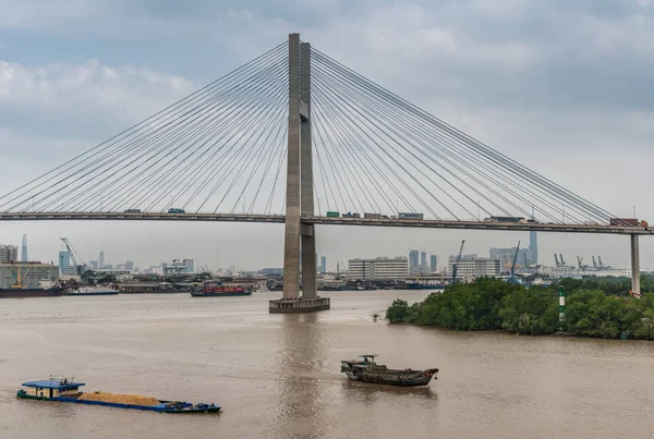 Phu My Bridge à la réunion des rivières Long Tau et Song Sai Gon, Ho — Photo