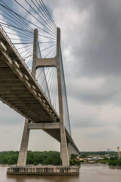 Cabos e concreto de Phu My Bridge em Song Sai Gon river, Ho C — Fotografia de Stock