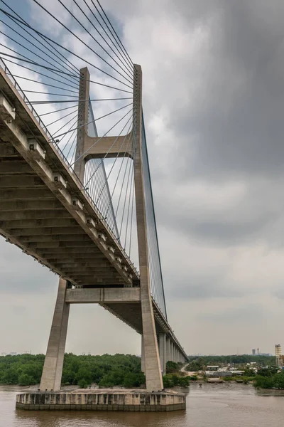 Cables y hormigón de Phu My Bridge en el río Song Sai Gon, Ho C — Foto de Stock