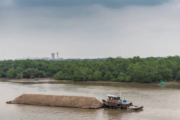 Tugboat pushes barge with sand on Song Sai Gon river, Ho Chi Min — Stock Photo, Image