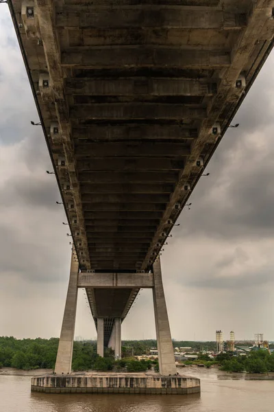 宋サイゴン川のフーマイ橋の下,ホーチミンC — ストック写真