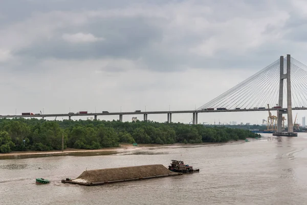 Chiatta con sabbia e Phu My bridge sul fiume Song Sai Gon, Ho Chi — Foto Stock