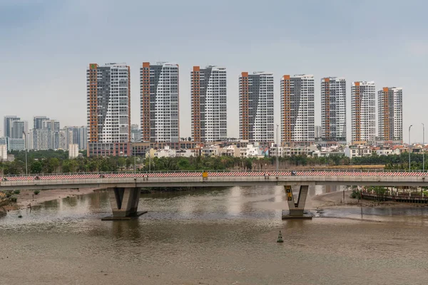 Identieke torens aan de overkant van de Song Sai Gon rivier, Ho Chi Minh — Stockfoto