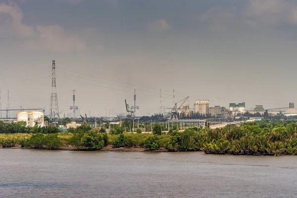 Seskupení průmyslových závodů na Long Tau River, Phuoc Khanh, Vie — Stock fotografie