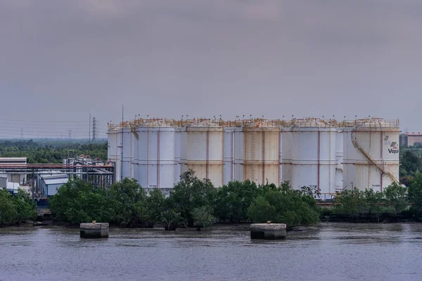 Zbliżenie zbiorników Petrovietnam wzdłuż rzeki Long Tau, Phuoc Khanh, — Zdjęcie stockowe