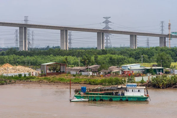 Łódź promuje wiedzę na temat Long Tau River, Phuoc Khanh, Wietnam. — Zdjęcie stockowe