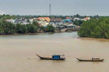 Long Tau Nehri, Phuoc Khanh, Vietnam 'a demir atmış 2 şalopa..