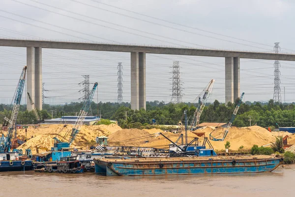 Pontone a Phuoc Khanh ponte sul fiume Tau lungo, Phuoc Khanh, V — Foto Stock