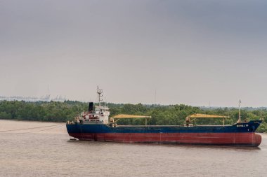 Long Tau Nehri 'ndeki Kraliyet 18 kargo gemisi Ho Chi Minh' e yakın. 