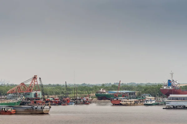 胡志明河沿岸的闲船及浮舟群 — 图库照片