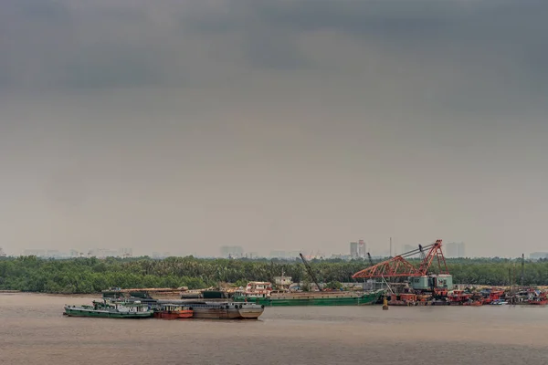 Agrupación de barcos y pontones a lo largo del río Long Tau, Ho Chi Minh — Foto de Stock