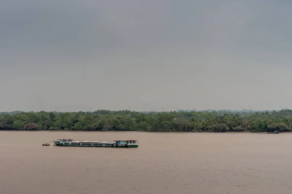 호치민 시, 긴 타우 강에 있는 조각난 선체의 하구, — 스톡 사진