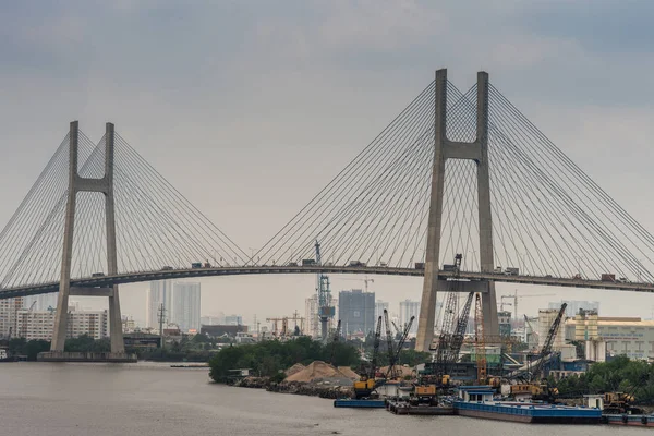 Cau Phu Mi puente de suspensión sobre el río Song Sai Gon, Ho Chi Mi — Foto de Stock