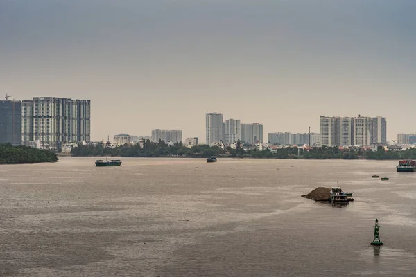 Song Sai Gon River com prédios altos atrás, Ho Chi Minh — Fotografia de Stock