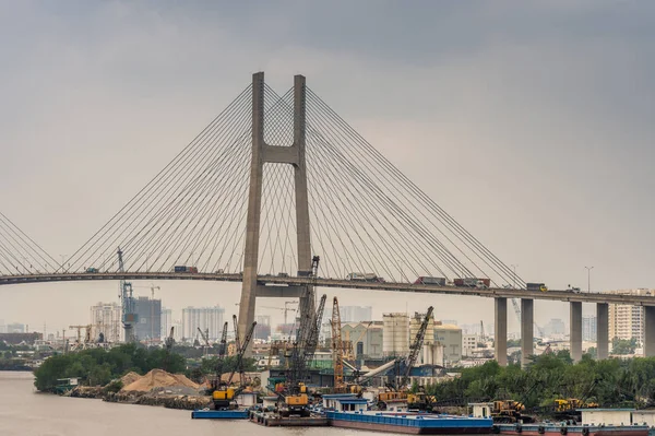 Pylône oriental de Cau Phu Mon pont suspendu, Ho Chi Minh Ville — Photo