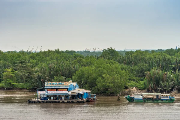 Petrolimex benzinestation voor rivierboten in Ho Chi Minh City, Viet — Stockfoto