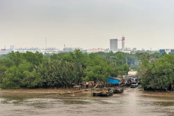 Wlot ze slumsami i łodzią na rzece Song Sai Gon, Ho Chi Minh Cit — Zdjęcie stockowe