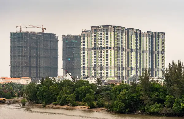 Κατασκευή πολυόροφων κτιρίων κατά μήκος του ποταμού Song Sai Gon, Ho — Φωτογραφία Αρχείου