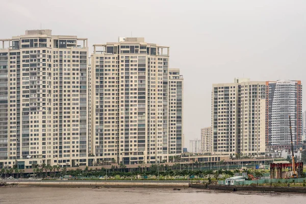 Dao Kim Curong torres de apartamentos ao longo Song Sai Gon River, Ho Chi — Fotografia de Stock