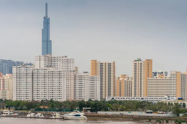 Royal Yacht Club e Binh Khanh arranha-céus ao longo Song S — Fotografia de Stock