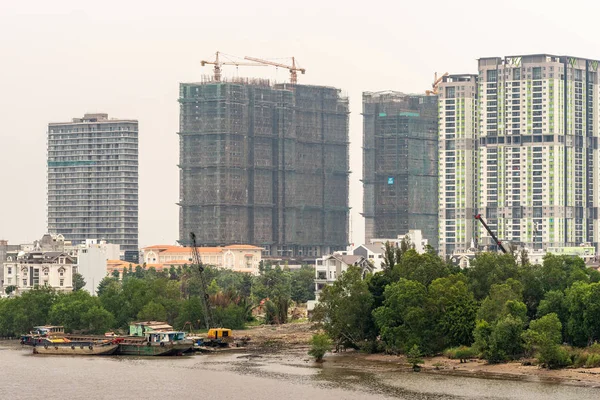 Pontoons e grattacielo lungo Song Sai Gon River, Ho — Foto Stock