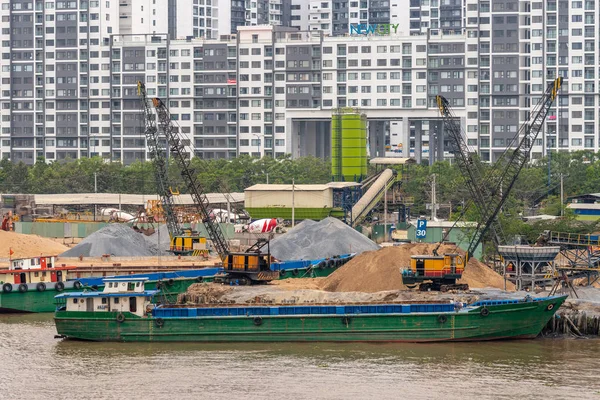 Barges and many cranes along Song Sai Gon River, Ho Chi Minh Cit — Stock Photo, Image